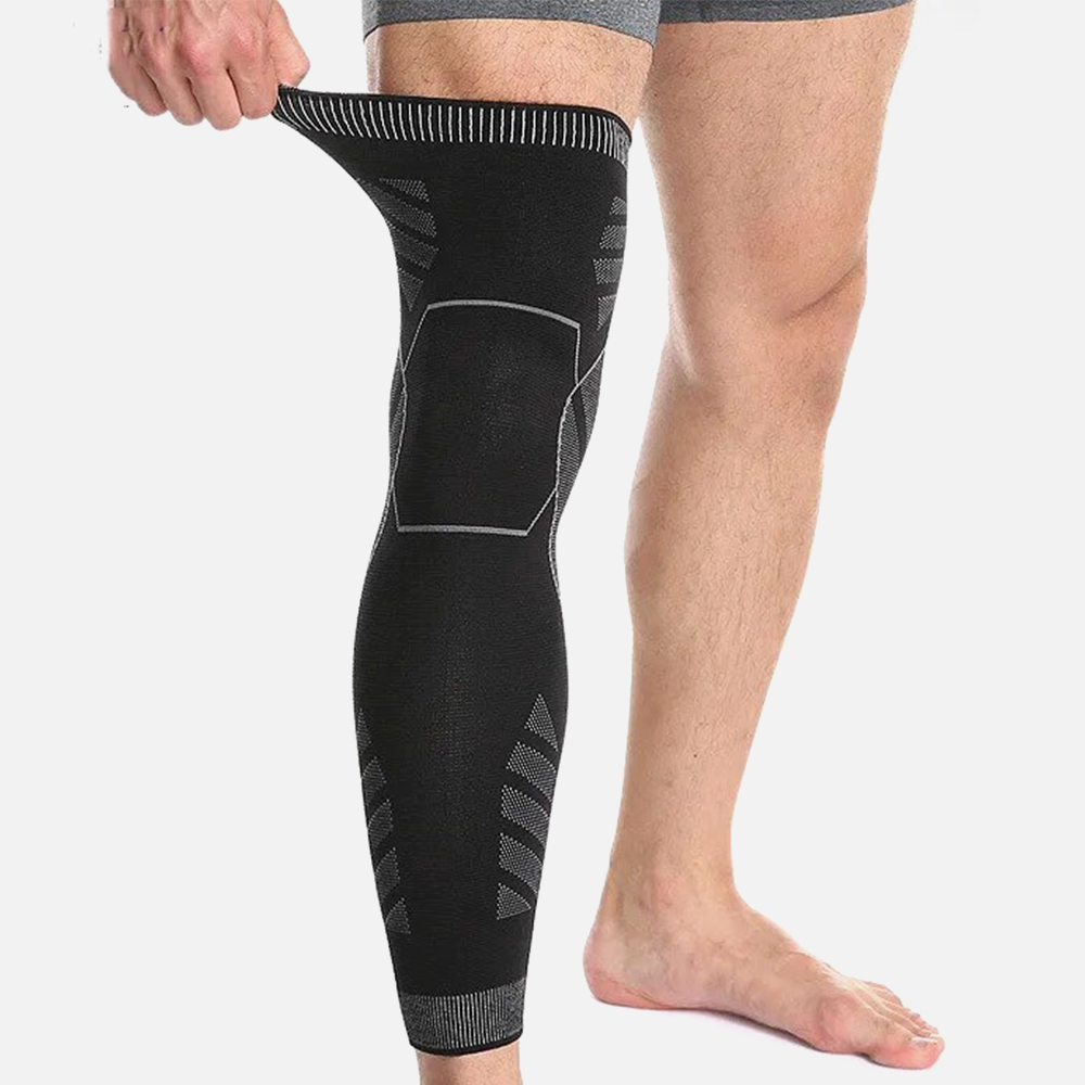 Homme portant une genouillère compression Sport Legarex à son pied droit, LG-M-123322, LG-L-123GGS,LG-XL-KKSHS