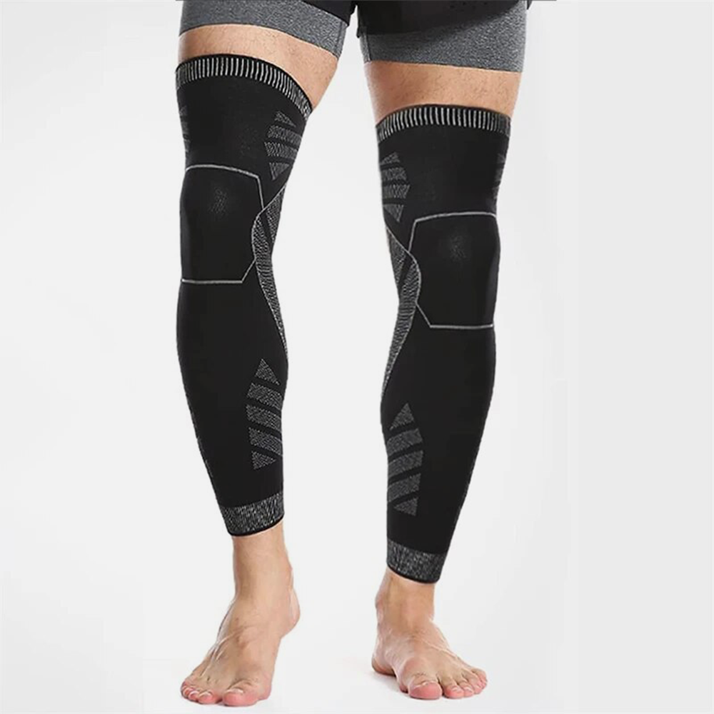 Un homme portant les genouillères de compression Legarex sur ses deux pieds sans chaussures, LG-M-123322, LG-L-123GGS,LG-XL-KKSHS